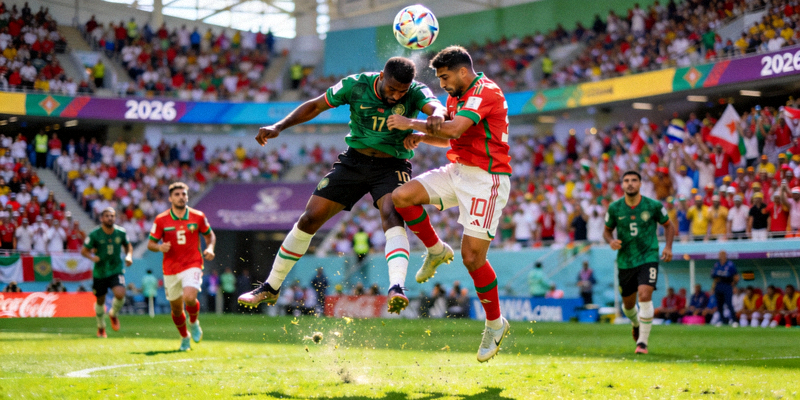 2026世界杯小组赛中两支强队激烈对抗的赛场瞬间，球员正在争抢头球
