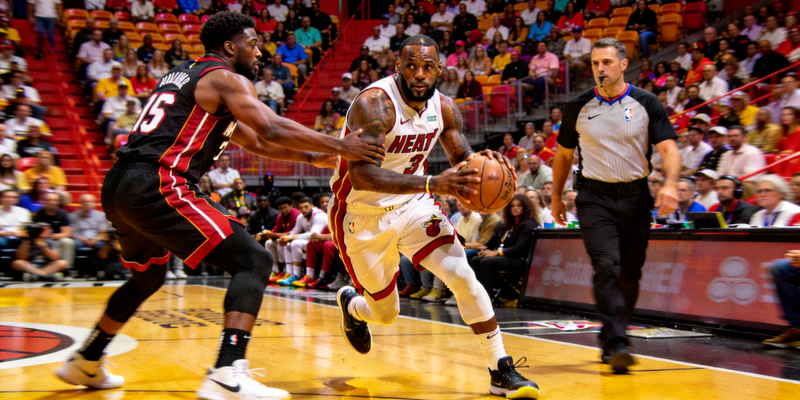 巴西队球员在2026世界杯小组赛中庆祝进球，对手球员表情沮丧