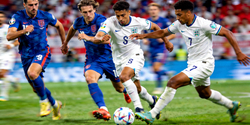 2026世界杯小组赛中，两支身穿不同颜色球衣的顶级强队球员在中场激烈拼抢，争夺球权的瞬间