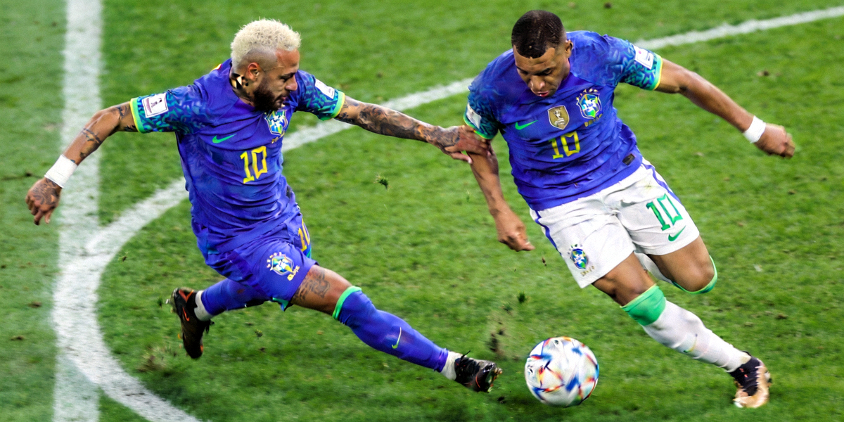 2026世界杯小组赛巴西对阵法国，内马尔与姆巴佩在比赛中激烈拼抢的瞬间
