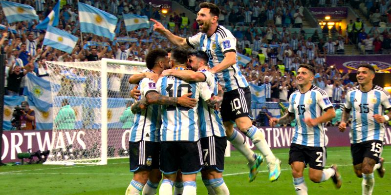 阿根廷队球员在另一场四分之一决赛中庆祝进球