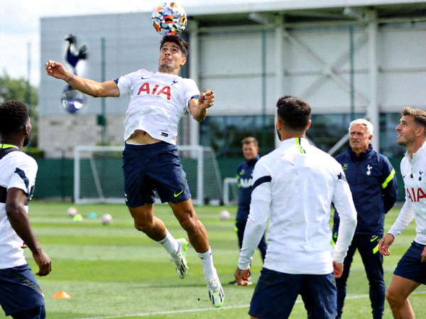 阿根廷前锋阿莱霍·维利斯在托特纳姆热刺训练中展示其头球能力