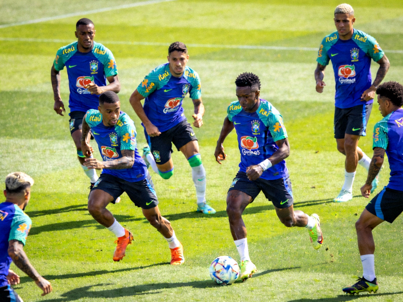 巴西国家队在训练中演练进攻套路，维尼修斯、罗德里戈等球员参与