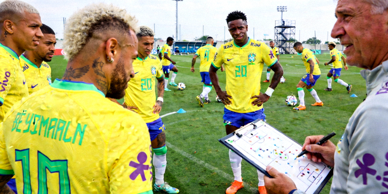 巴西国家队在训练场上进行战术演练，内马尔与维尼修斯等球星参与其中