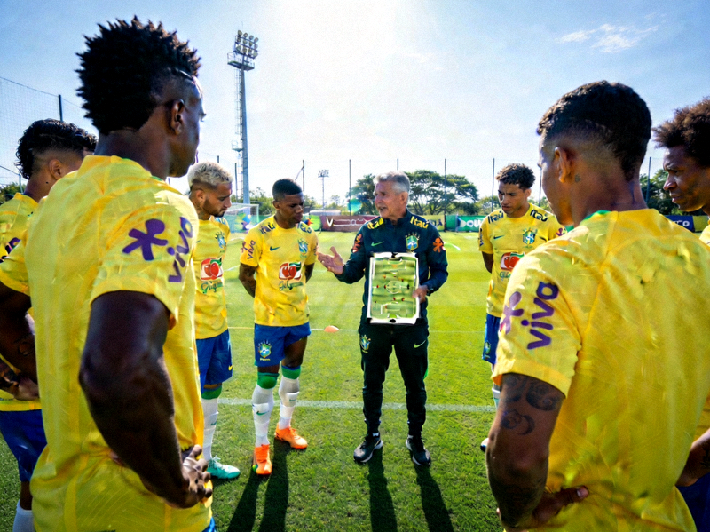 巴西国家队在训练基地进行战术演练，维尼修斯、罗德里戈等年轻球员在听主教练指导