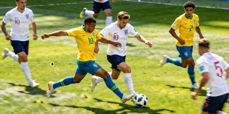 巴西与英格兰球员在比赛中激烈拼抢