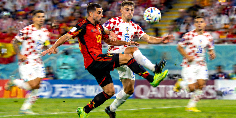 比利时队与克罗地亚队球员在2026世界杯H组比赛中中场激烈争夺球权的瞬间