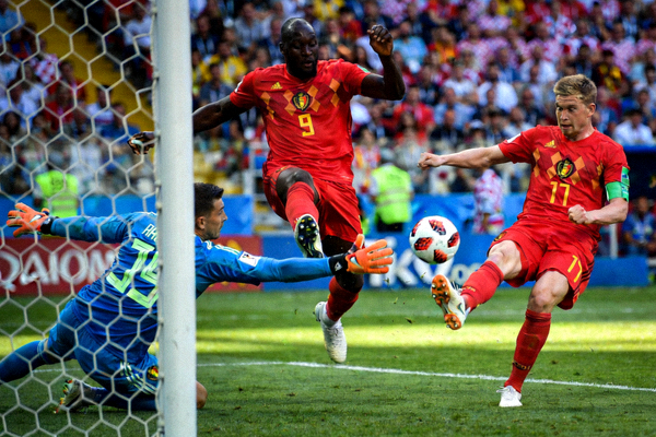 比利时与克罗地亚比赛中，德布劳内外脚背妙传，卢卡库射门被扑出的惊险镜头