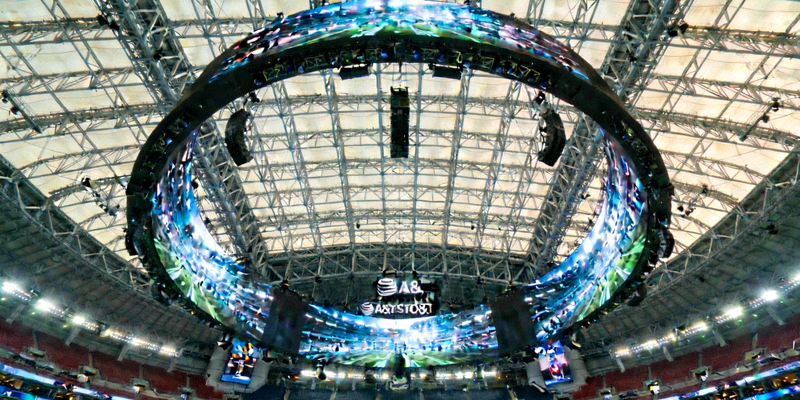 达拉斯AT&T体育场宏伟的穹顶结构和内部巨大的高清显示屏