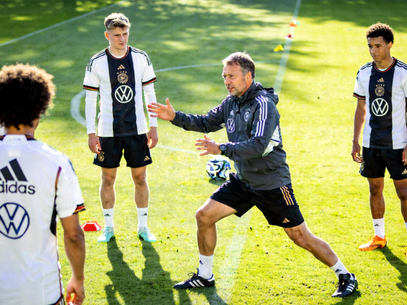 德国队新帅纳格尔斯曼在训练中亲自示范跑位，穆西亚拉、哈弗茨认真听讲