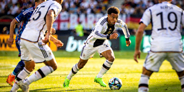 德国队新星穆西亚拉在比赛中带球突破，展现出色状态