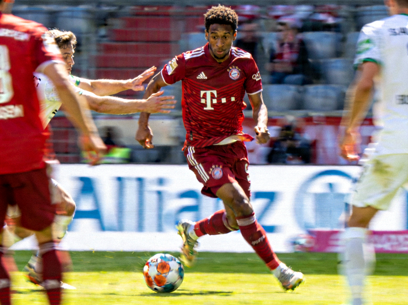 德国及拜仁慕尼黑攻击手贾马尔·穆夏拉在边路灵动盘带过人的精彩镜头