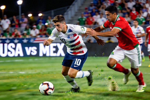 东道主美国队与墨西哥队的北美德比中，普利西奇突破墨西哥后卫防守
