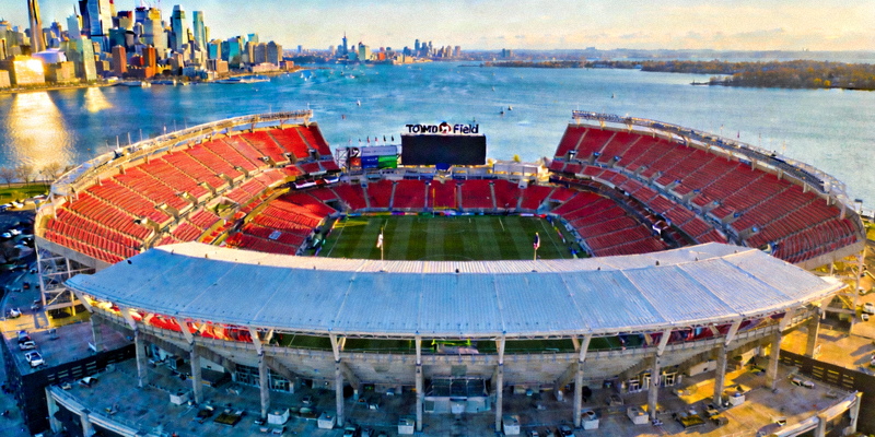 多伦多BMO Field体育场在安大略湖畔的日间全景，红色座椅非常醒目