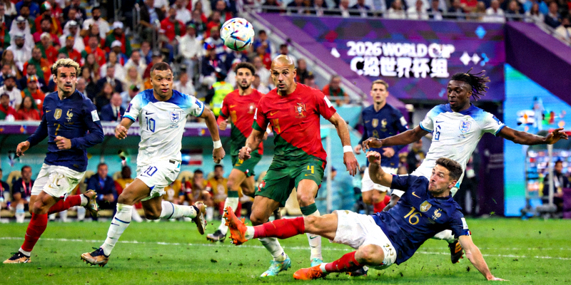 法国队与葡萄牙队球员在2026世界杯C组比赛中激烈拼抢的瞬间