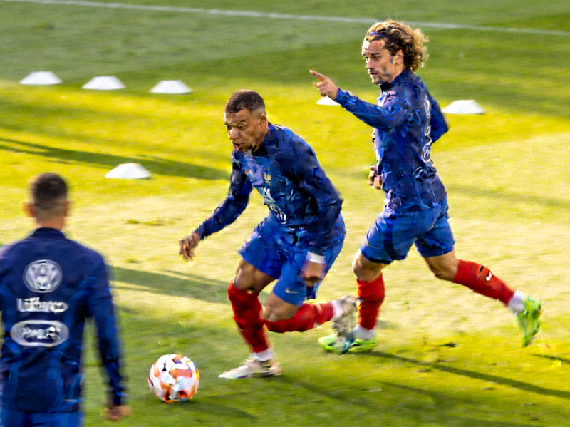 法国国家队球星姆巴佩在训练中带球突破，格列兹曼在一旁策应