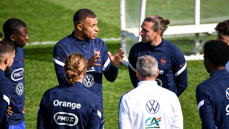 法国国家男子足球队在克莱枫丹训练基地进行战术演练，姆巴佩与队友交流