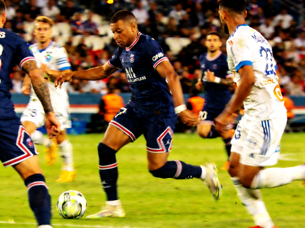 法国中场沃伦·扎伊尔-埃梅里在巴黎圣日耳曼比赛中组织进攻