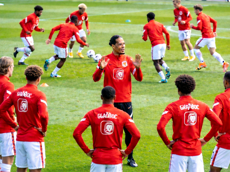 荷兰队范戴克指挥防线，加克波、西蒙斯等年轻攻击手在训练中