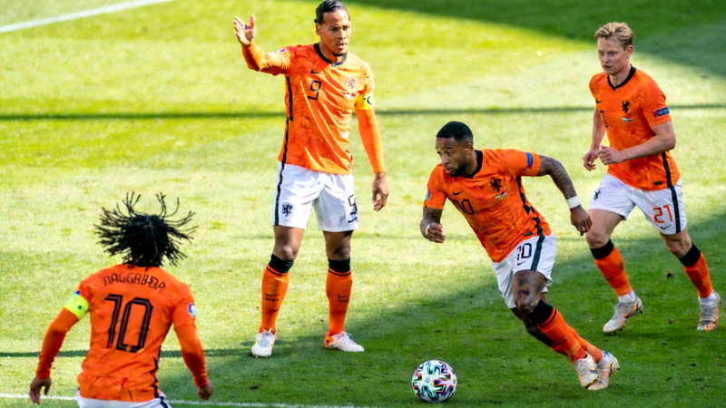 荷兰队范戴克指挥后防线，加克波、德容等球员在场上组织进攻