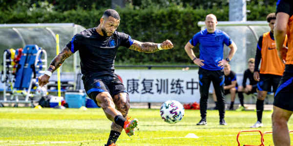 荷兰队前锋孟菲斯·德佩在训练中完成射门，从伤病中恢复