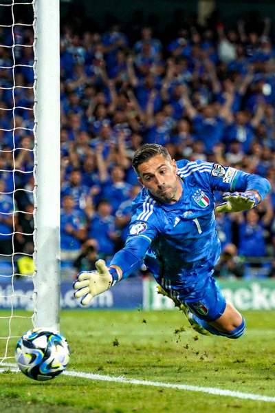 蓝鹰军团1号门将在四分之一决赛中飞身扑出对方必进点球的精彩瞬间