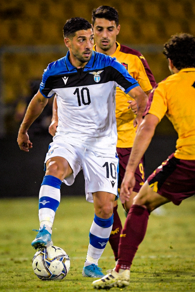 蓝鹰军团10号队长在中场指挥调度，面对对方逼抢从容摆脱的瞬间特写