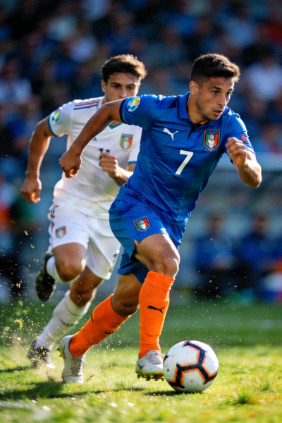 蓝鹰军团7号边锋在边路利用绝对速度超车对方后卫，下底传中的动态照片