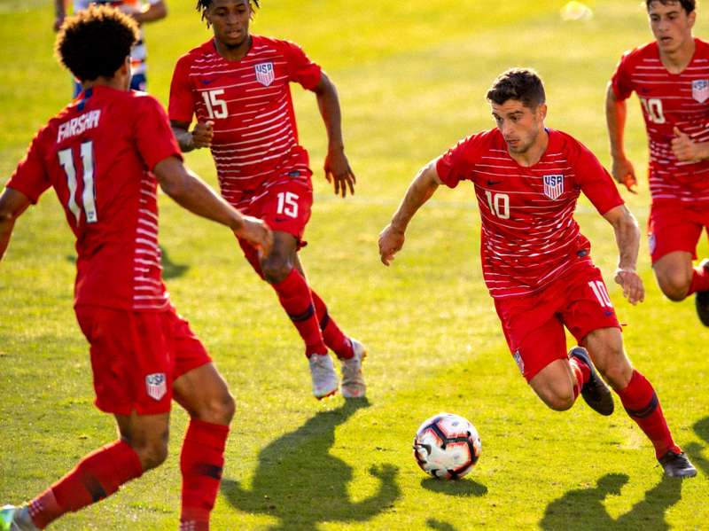 美国队普利西奇、雷纳等年轻才俊在主场进行进攻配合训练