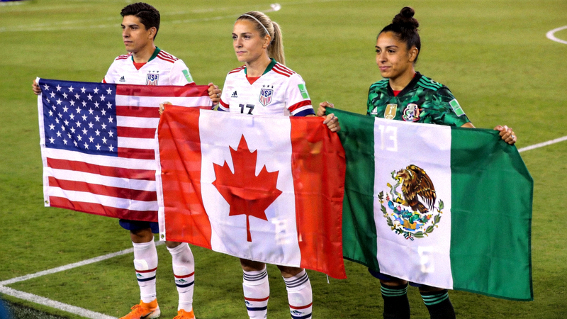 美国、加拿大、墨西哥三国国家队队长并肩站立，手持各自国旗