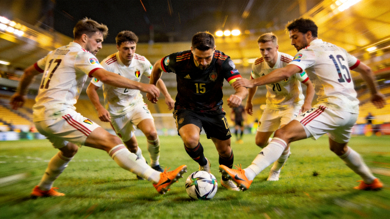 欧洲球队在比赛中实施高强度集体前场压迫，多名球员协同围抢对方持球队员的瞬间