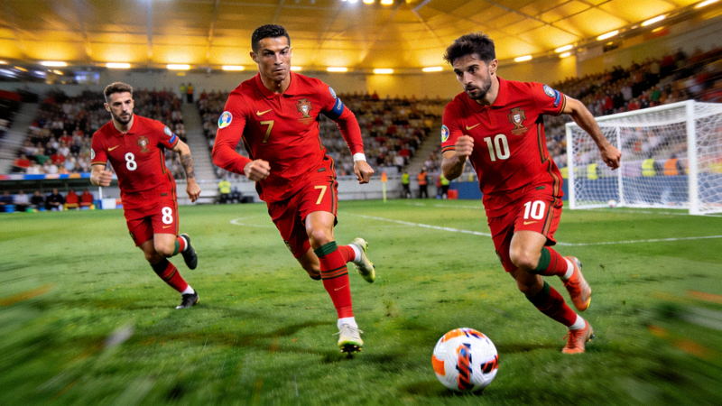 葡萄牙队C罗与布鲁诺·费尔南德斯、贝尔纳多·席尔瓦等队友在比赛中