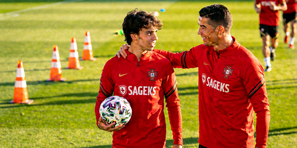 葡萄牙巨星C罗在训练中与年轻队友若昂·菲利克斯交流