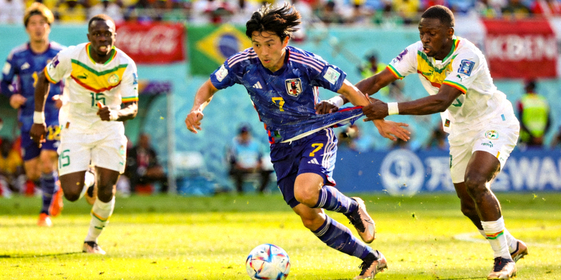 日本队球员在2026世界杯F组比赛中突破塞内加尔队防守的精彩瞬间