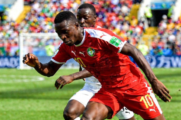 塞内加尔队球员凭借出色的身体素质和爆发力在对抗中赢得球权并向前推进