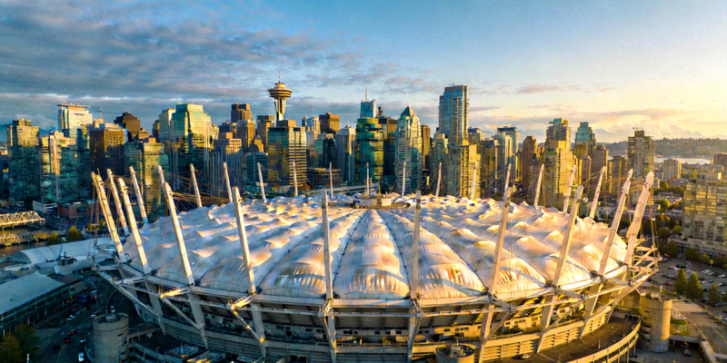 温哥华BC Place体育场巨大的充气穹顶和城市天际线背景
