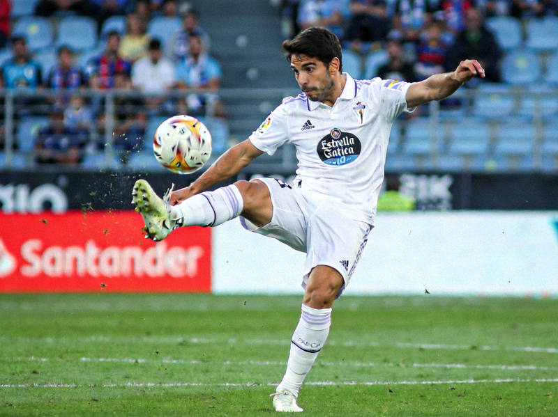 乌拉圭前锋阿尔瓦罗·罗德里格斯在皇家马德里卡斯蒂亚比赛中起脚射门