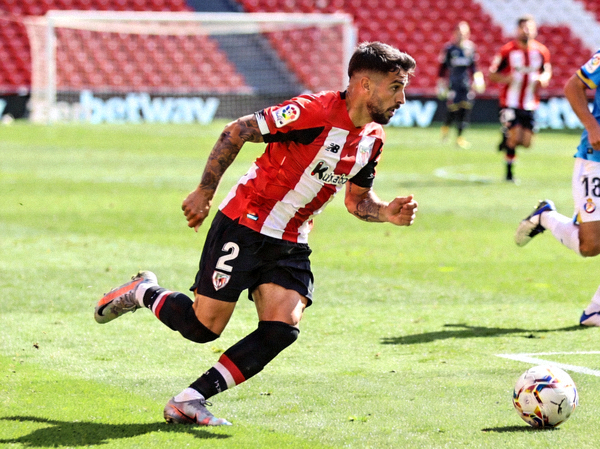 西班牙边后卫阿瑙·马丁内斯在赫罗纳队比赛中高速插上助攻