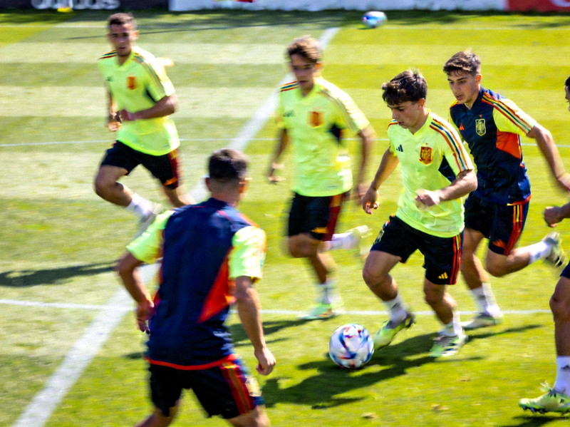 西班牙队进行高强度传控训练，加维、佩德里等年轻中场主导节奏