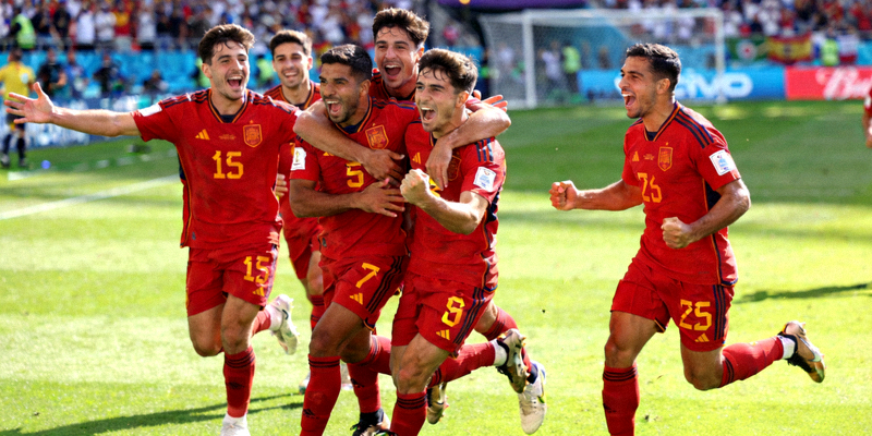 西班牙队球员庆祝在2026世界杯D组比赛中攻破意大利队球门的瞬间