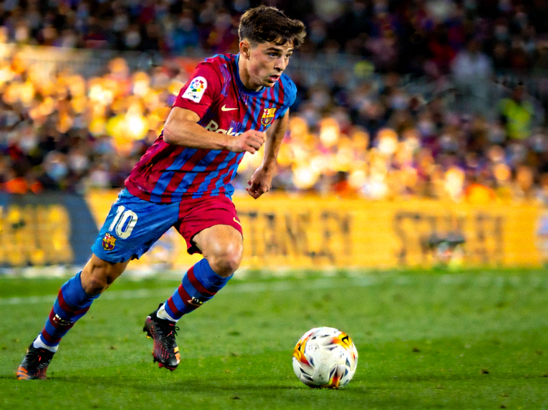 西班牙中场加维在巴塞罗那队比赛中积极拼抢，展现其标志性的斗志