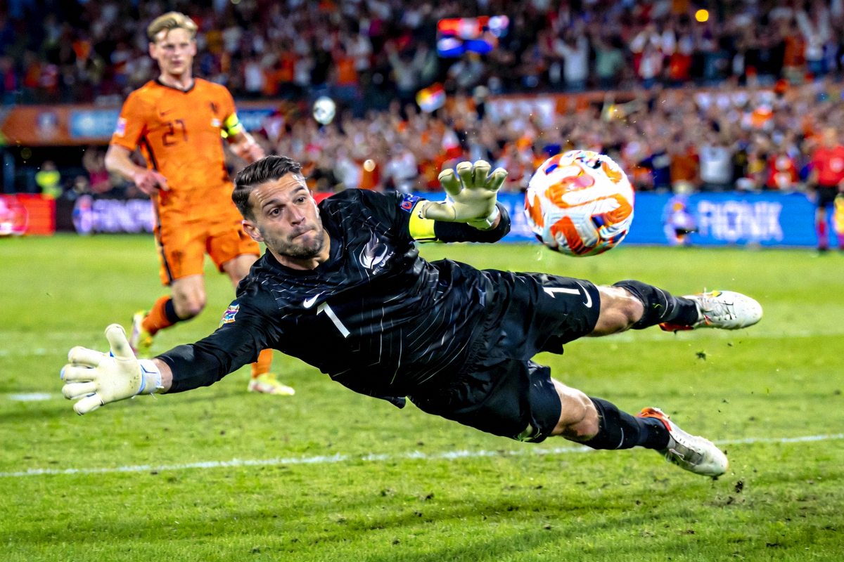 新西兰队门将马里诺维奇在点球大战中飞身扑出荷兰队关键点球的决定性瞬间
