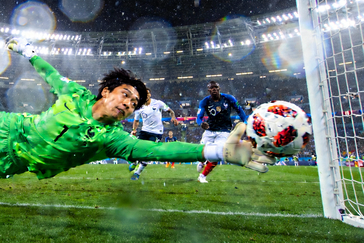 亚洲新军门将在加时赛中飞身扑出法国队势在必进的射门瞬间