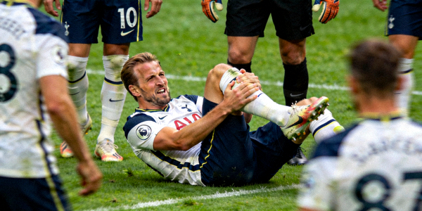 英格兰队长哈里·凯恩在俱乐部比赛中脚踝受伤倒地的瞬间