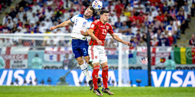 英格兰队与美国队球员在2026世界杯E组比赛中争顶头球的空中对抗瞬间