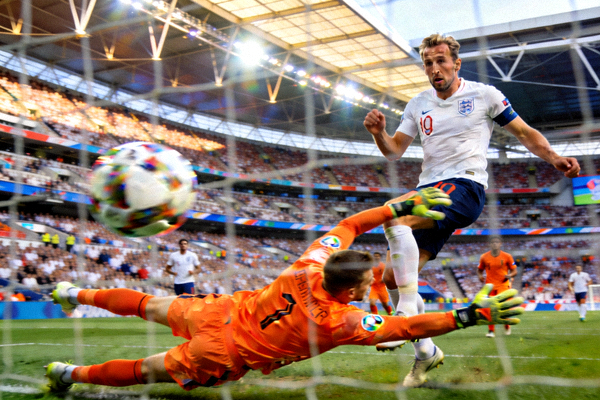 英格兰对阵荷兰比赛中，凯恩高高跃起头球攻门，荷兰门将飞身扑救的瞬间