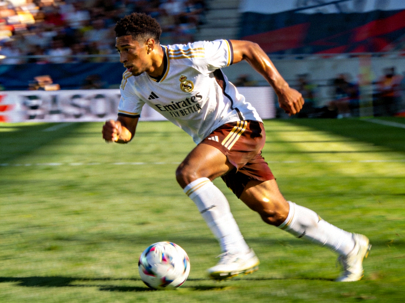 英格兰及皇家马德里中场球员裘德·贝林厄姆在比赛中带球突破的瞬间