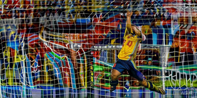 2026世界杯小组赛：西班牙队球员庆祝进球，背景是欢呼的球迷