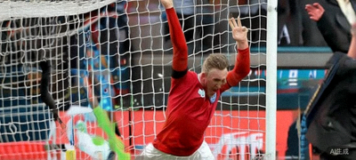 英格兰国家队球员在比赛中庆祝进球的瞬间