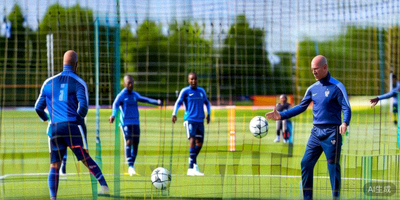 法国国家男子足球队在训练场上进行战术演练，主教练德尚正在指导球员